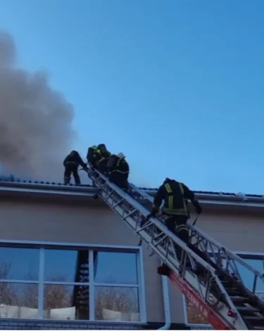 В Барнауле загорелся школьный спортзал