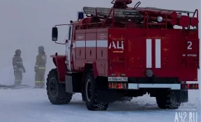 В Кузбассе загорелся стояночный бокс с автомобилем