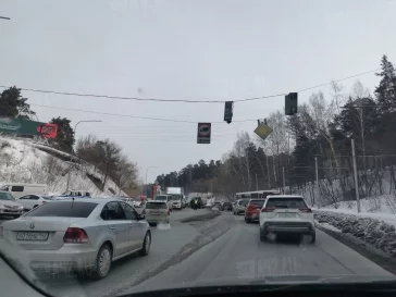 Фото: В Кемерове на Логовом из-за ДТП с автобусом образовалась пробка 3