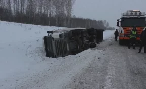 В Кузбассе на трассе Р-255 опрокинулся грузовик