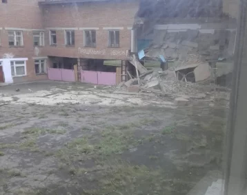 Фото: В Иркутской области во время уроков обрушились стены школы  1