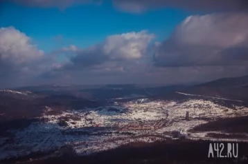 Фото: Земля провалилась на склоне в Шерегеше, образовав гигантскую дыру 1