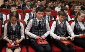 Кемеровским школьникам вручили их первые паспорта