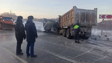Фото: В Томской области на трассе скорая столкнулась с грузовиком, есть жертвы 1