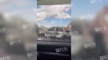 Фото: Огнонь уничтожил автомобиль на трассе Кемерово — Ленинск-Кузнецкий 1
