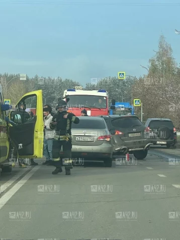 Фото: В Кемерове на выезде из кардиоцентра произошло жёсткое ДТП 2