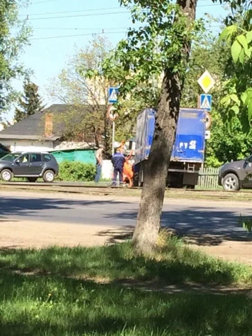 Фото: Машина «Почты России» снесла светофор в Кемерове 3