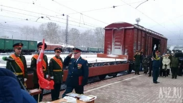 Фото: Десятки кузбассовцев пришли встречать агитпоезд «Армия Победы» 2
