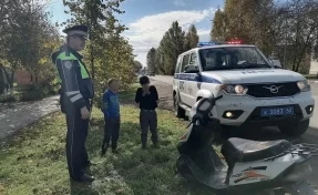 В Кузбассе инспекторы ГАИ остановили мальчиков 8 и 9 лет на мопеде