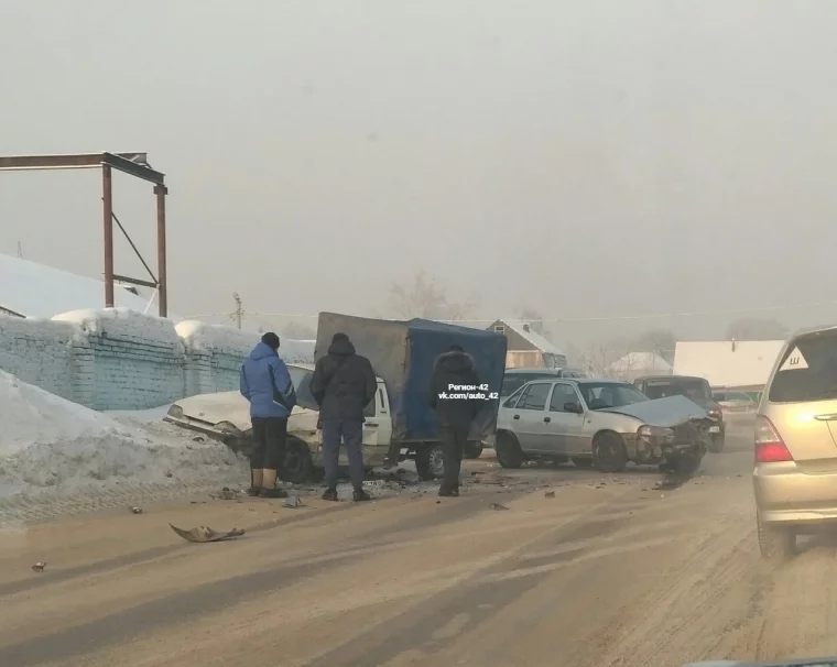 Фото: Появилось видео последствий жёсткого ДТП в Кемерове  2