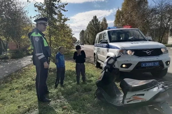 В Кузбассе инспекторы ГАИ остановили мальчиков 8 и 9 лет на мопеде