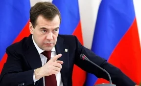 Медведев научил министра «ставить будильник в разные места»