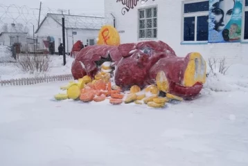 Фото: Миньоны, Емеля и Снегурочка: в кузбасской колонии прошёл конкурс новогодних фигур из снега и льда 7