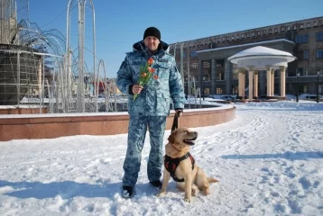 Фото: На улицах Кузбасса полицейские с собаками дарили цветы женщинам 1