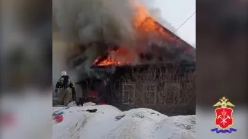 Фото: В Кузбассе полицейский спас женщину из горящего дома 1