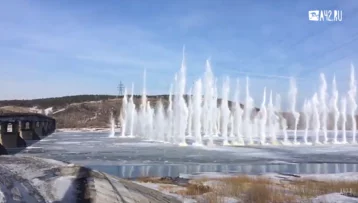 Фото: Появилось видео взрыва льда на Томи в Кемерове 1