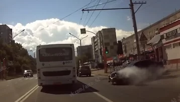 Фото: Момент ДТП в Кемерове со сбежавшим с места водителем попал на видео 1