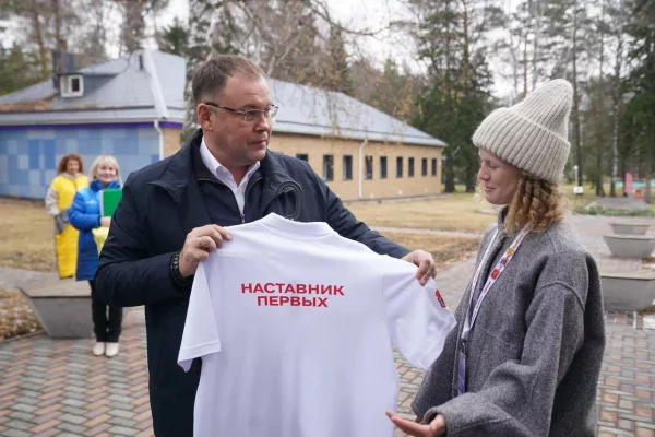 Илья Середюк получил в подарок футболку на слёте отличников Кузбасса