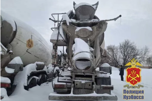 В Кемерове мужчина в маске пытался сжечь бетономешалку: его задержали