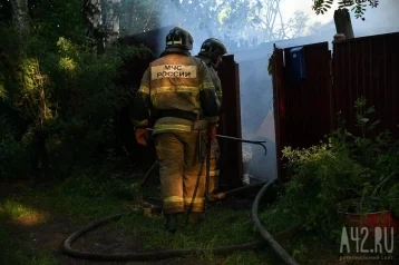 Фото: В Кемерове загорелись два частных дома на Ягуновке: их тушили почти час 1