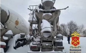 В Кемерове мужчина в маске пытался сжечь бетономешалку: его задержали