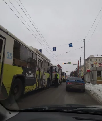 Фото: В Кемерове столкнулись троллейбус и две маршрутки 1