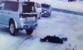 Водитель сдавал назад и сбил человека в Кузбассе: ГИБДД показала видео момента ДТП