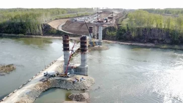 Фото: Второй этап монтажа пролётов моста «Звёздный» на дороге в обход Кемерова планируется начать в июне 2