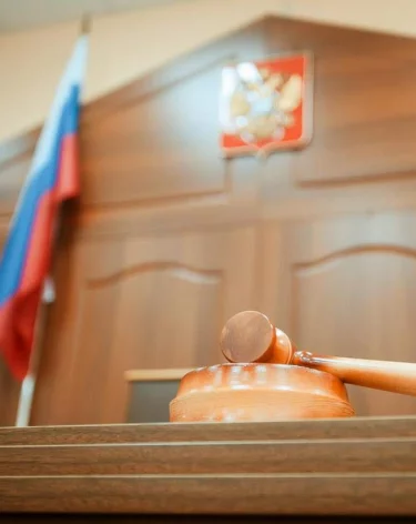 В Кузбассе чиновница похитила деньги женщины, угрожая лишением родительских прав