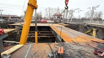 Фото: В кемеровском Пионере начался монтаж средней части путепровода 1