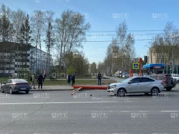 Фото: В Кемерове автомобиль влетел в светофор и снёс знак пешеходного перехода 2