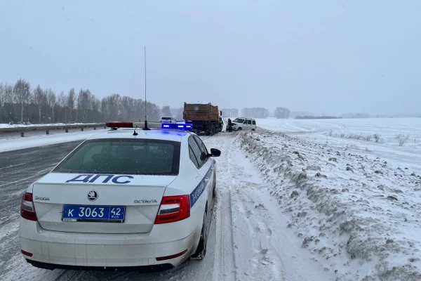 В Кузбассе сотрудники ГАИ помогли водителю, застрявшему на обочине