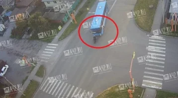 Фото: В Белове мотоциклист на полной скорости врезался в автобус: момент ДТП попал на видео 1