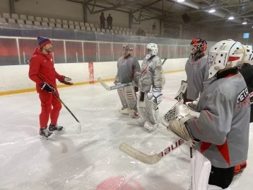 Фото: Игрок клуба НХЛ провёл мастер-класс для юных хоккеистов из Новокузнецка 1