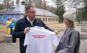 Илья Середюк получил в подарок футболку на слёте отличников Кузбасса