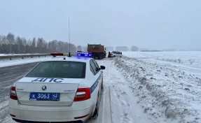 В Кузбассе сотрудники ГАИ помогли водителю, застрявшему на обочине