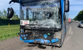 На трассе в Кузбассе легковушка лоб в лоб столкнулась с автобусом, есть погибший
