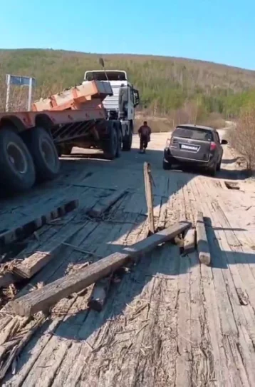 Фото: В Амурской области тяжёлый грузовик частично разрушил мост через реку 1