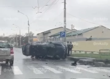 Фото: В Новокузнецке иномарка опрокинулась в результате ДТП 1