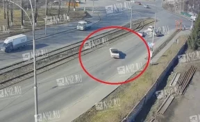  В Кемерове дрифтующий по проспекту Шахтёров водитель въехал в дорожное ограждение 