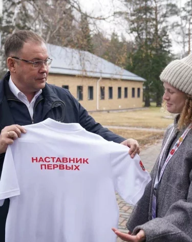 Илья Середюк получил в подарок футболку на слёте отличников Кузбасса