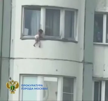 Фото: В Москве 2-летняя девочка вылезла из окна 12 этажа 1