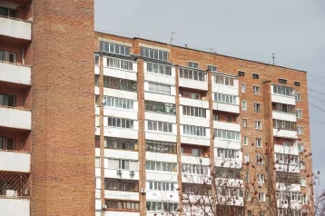 Фото: Девочек-подростков заметили на крыше дома в Кемерове 1