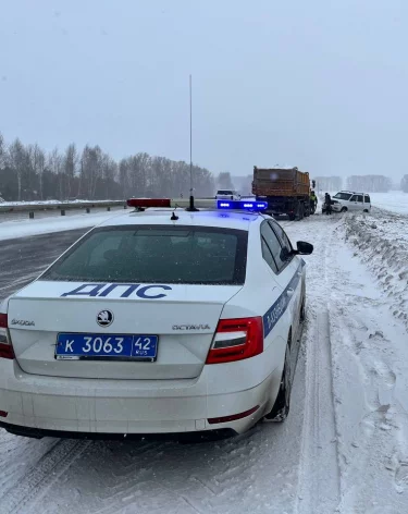 В Кузбассе сотрудники ГАИ помогли водителю, застрявшему на обочине