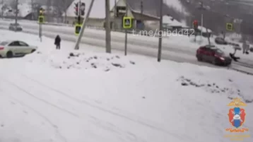 Фото: Пыталась догнать собаку: в Новокузнецке автомобиль сбил 9-летнюю девочку 1