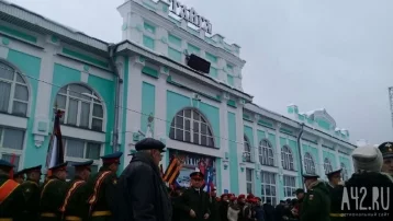 Фото: Десятки кузбассовцев пришли встречать агитпоезд «Армия Победы» 3