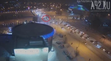 Фото: Момент ДТП у цирка в Кемерове попал на видео 1