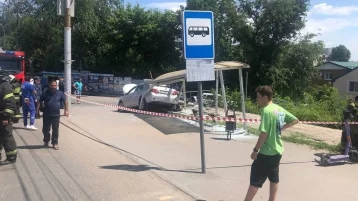 Фото: В Саратове автомобиль протаранил остановку, есть пострадавшие 1