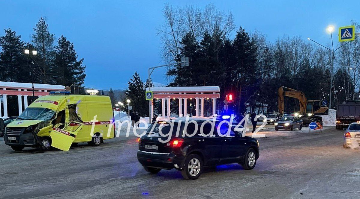 ГИБДД: водитель экскаватора ковшом задел автомобиль реанимации в Междуреченске