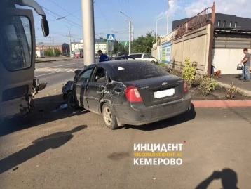 Фото: На проспекте Советском в Кемерове столкнулись автобус и легковой автомобиль 2